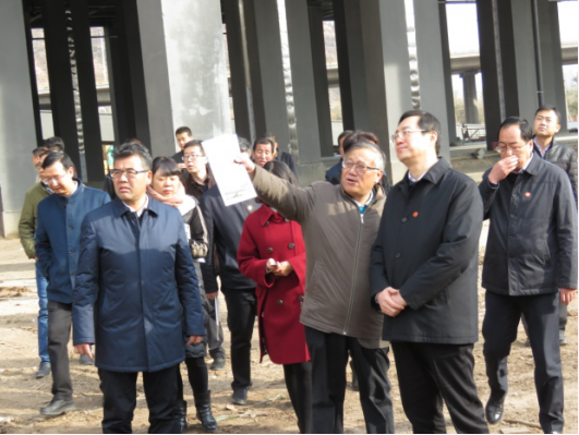 省委常委、西寧市委書記王曉在青海省物產(chǎn)集團(tuán)總公司黨委書記、總經(jīng)理王玉輝陪同下，深入青海物產(chǎn)朝陽物流園區(qū)。